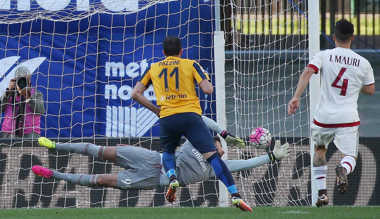 Pemain Verona, Giampaolo Pazzini mencetak gol lewat pinalti ke gawang AC Milan pada lanjutan Liga Italia Seire A pekan ke-35 di Stadio Marc'Antonio Bentegodi, Senin (25/4/2016) malam WIB. (EPA/Filipo Venezia)