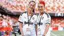 Baim Wong dan Paula Verhoeven juga pernah diundang untuk menyaksikan pertandingan La Liga di Mestalla Stadium pada pertengahan Agustus lalu. Pada saat itu, kehamilan Paula juga sudah terlihat dari kaus yang dikenakan. (Liputan6.com/IG/@paula_verhoeven)