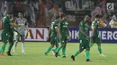 Pemain PSMS tertunduk usai jeda laga melawan Persija pada laga pertama semifinal Piala Presiden 2018 di Stadion Manahan, Solo, Jawa Tengah, Sabtu (10/2). Persija menang 4-1. (Liputan6.com/Helmi Fithriansyah)
