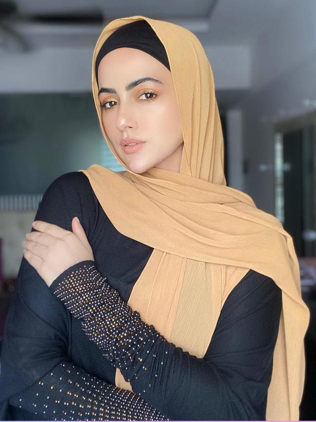 Hijrah dan Pensiun dari Dunia Hiburan, ini 7 Potret Sana Khan Aktris Bollywood Pakai Hijab
