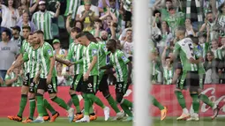 Selebrasi para pemain Real Betis setelah Ayoze Perez mencetak gol ke gawang Valencia pada laga Liga Spanyol 2022/2023 di Benito Villamarin Stadium, Sevilla (4/6/2023). Real Betis yang akan berlaga di Liga Europa musim 2023/2024 membutuhkan amunisi tambahan untuk memperdalam skuad. Kehadiran David De Gea bisa menjadi solusi untuk memperdalam skuad, apalagi sang kiper memiliki riwayat yang bagus di Liga Europa dengan koleksi 2 trofi juara. (AFP/Cristina Quicler)