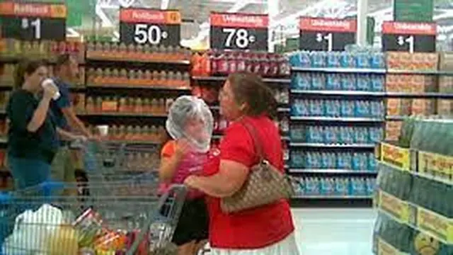 6 Aksi Absurd Emak-Emak Belanja Keperluan Lebaran di Mal, Kocak
