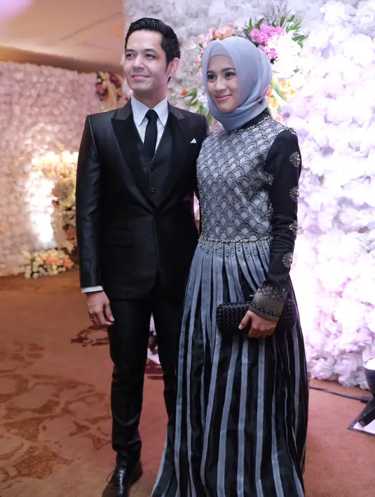 "Icha belum hamil lagi. Masih menyusui Rendra. Tidak ditahan dan tidak ditunda, sealamiah mungkin," kata Dude Harlino saat ditemui di Masjid Pondok Indah, Jakarta Selatan, Senin (4/1/2016) malam. (Galih W. Satria/Bintang.com)