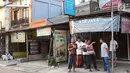 Warga berbincang di depan pertokoan yang tutup usai kerusuhan di Mako Brimob Kelapa Dua, Depok, Jawa Barat, Rabu (9/5). Enam orang dilaporkan meninggal dalam kerusuhan yang terjadi di Mako Brimob. (Liputan6.com/Immanuel Antonius)