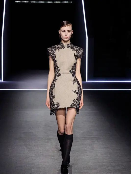 Koleksi ini merayakan feminitas yang berani, memadukan gaya masa lalu dengan kebutuhan fashion masa kini. Dior membuktikan bahwa mode terus berkembang, memberikan ruang bagi setiap individu untuk mengekspresikan diri dengan cara yang unik.  [Dok/Dior],