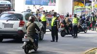 Polantas menghentikan kendaraan saat Operasi Gabungan Tertib Administrasi Kendaraan Bermotor (KBM) (Merdeka.com/Arie Basuki)