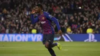 Ousmane Dembele - Gelandang Barcelona ini menjadi pilihan pengganti bila Manchester United gagal melabuhkan Jadon Sancho ke Old Trafford musim panas nanti. (AFP/Josep Lago)