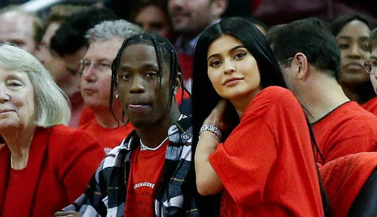 Banyak spekulasi yang mengatakan bahwa mobil Ferrari tersebut adalah hadiah dari Travis. (935themove.com)