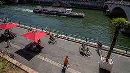 Warga menikmati suasana di sepanjang Sungai Seine dalam acara Paris Plages, Paris, Prancis, 18 Juli 2020. Acara Paris Plages digelar dari 18 Juli hingga 30 Agustus, menawarkan beragam kegiatan di tepi Sungai Seine dan Bassin de la Villette. (Xinhua/Aurelien Morissard)