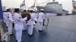 Suasana upacara peringatan HUT Komando Lintas Laut Militer (Kolinlamil) ke-55 di Markas Kolinlamil, Jakarta, Jumat (1/7). (Liputan6.com/Faizal Fanani)