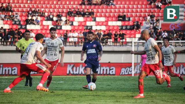 Gelandang Madura United Iran Junior berusaha lepas dari kawalan pemain Bali United dalam laga kedua Piala Presiden 2024 grup B di Stadion Kapten I Wayan Dipta pada Rabu (24/7/2024).