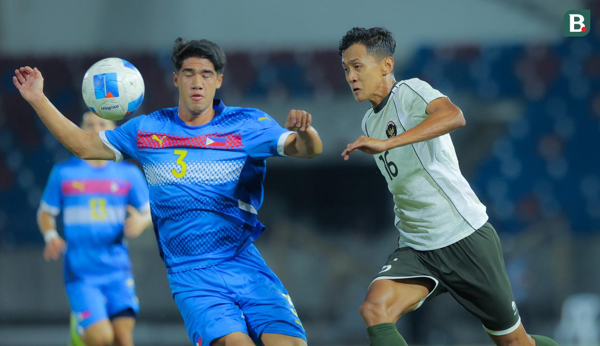 Pemain Timnas Indonesia U-22, Dony Tri Pamungkas, berebut bola dengan pemain Filipina U-22, Gabriel Guimaraes pada laga Grup C SEA Games 2025 di 700th Anniversary Stadium, Senin (8/12/2025). (Bola.com/Bagaskara Lazuardi)
