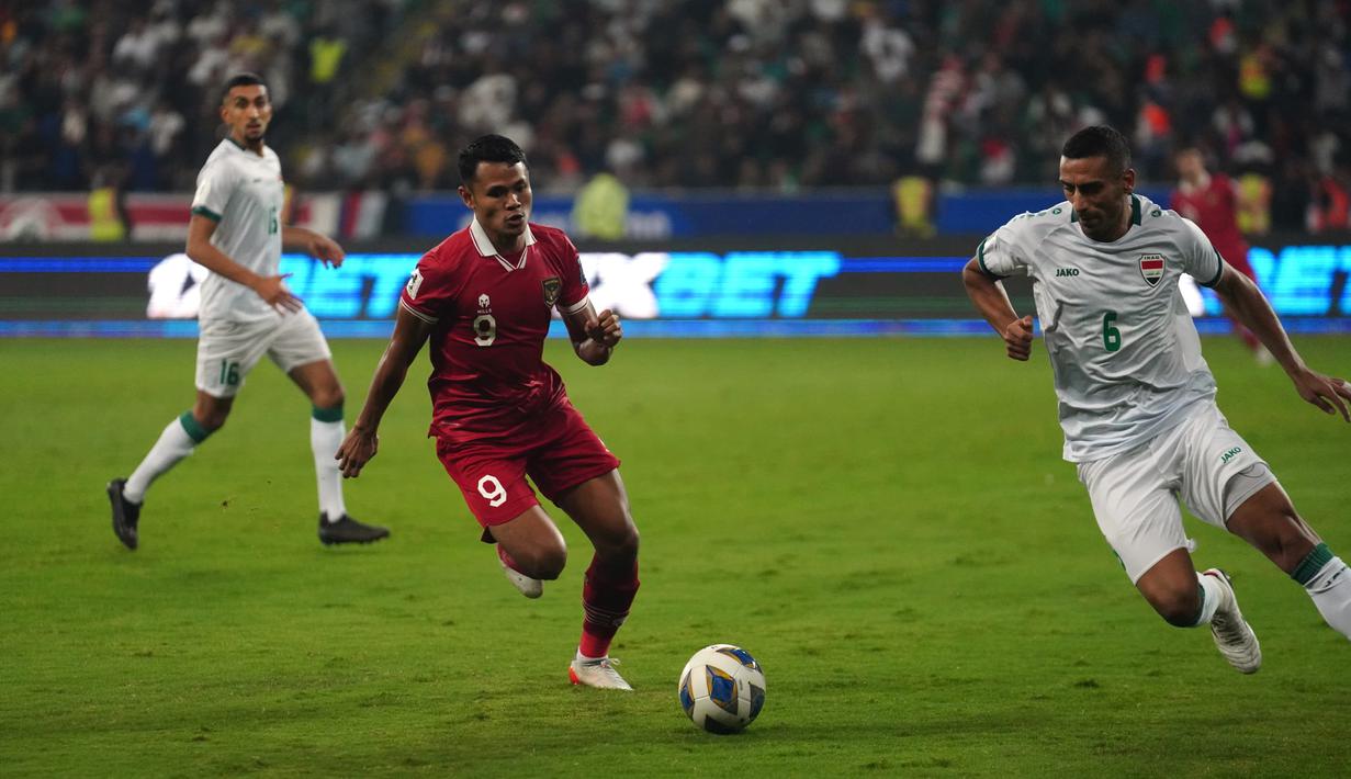 <p>Pemain Timnas Indonesia,&nbsp;Dimas Dradjad (tengah) berusaha&nbsp;mengambil bola&nbsp;dari&nbsp;pemain Timnas Irak dalam laga pertama Grup F Kualifikasi Piala Dunia 2026 di Basra International Stadium, Irak, Kamis (16/11/2023) malam WIB. (Dok. PSSI)</p>