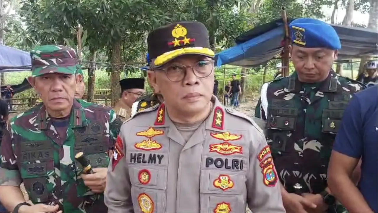 Kapolda Lampung bersama Danrem Gatam dan Pomdam Sriwijaya saat olah TKP 3 polisi yang tewas ditembak di Way Kanan, Lampung. Foto : (Istimewa).