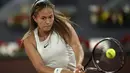 Petenis mudan dan cantik asal Rusia, Daria Kasatkina beraksi mengembalikan bola saat melawan Petra Kvitova dpada ajang WTA Madrid Open di Caja Magica, Madrid, (10/5/2018). (AFP/Oscar Del Pozo)
