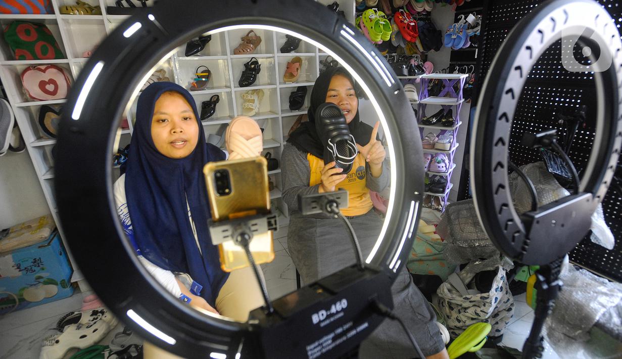 TikTok, Tokopedia, dan Grup GoTo berkomitmen memberi kesempatan luas pada para pelaku UMKM Indonesia dengan memanfaatkan e-commerce. (merdeka.com/Arie Basuki)