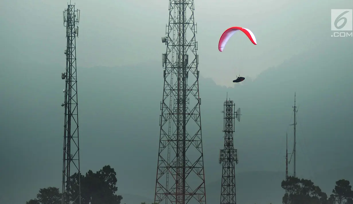Atlet paralayang putra Indonesia, Jafro Megawanto saat mengikuti nomor cross county di kawasan Puncak, Bogor, Jawa Barat, Rabu (29/8). Indonesia mendapatkan dua perunggu di nomor croos country beregu putra dan putri. (Merdeka.com/Arie Basuki)