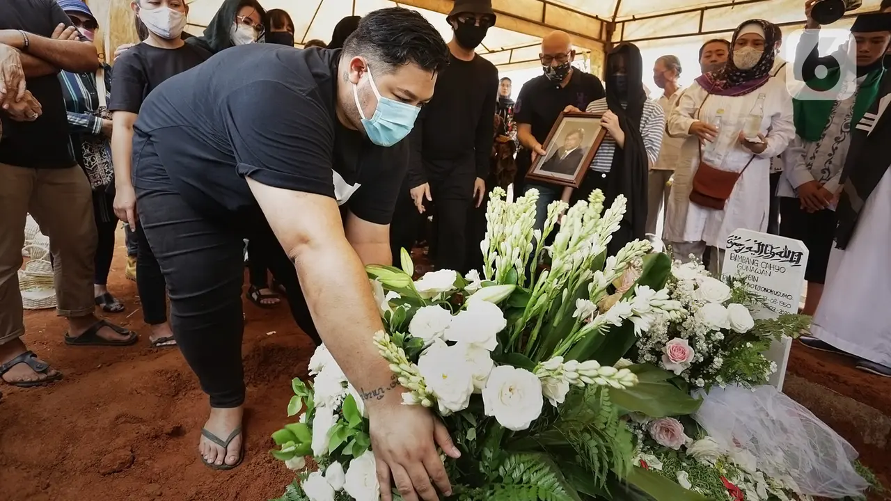 FOTO: Ketegaran Ivan Gunawan Saat Pemakaman Sang Ayah