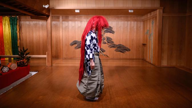 Kennosuke Nakamori berpose dengan wig merah atau 