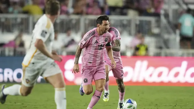 Aksi Lionel Messi di laga Inter Miami vs LA Galaxy di lanjutan MLS 2025 di Chase Stadium, Florida, Amerika Serikat, Minggu (17/08/2025) pagi WIB. (AP Photo/Lynne Sladky)