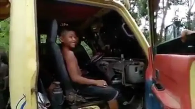 Bocah berusia 13 tahun mencoba bertahan hidup dengan jadi sopir truk. Belum diketahui penyebab sang bocah berhenti sekolah dan lebih memilih untuk bekerja.