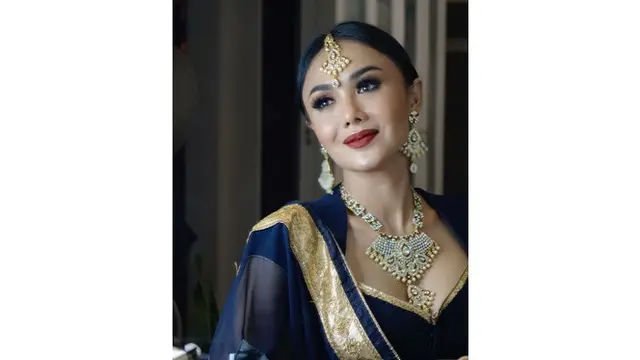6 Gaya Yuni Shara Saat Hadiri Pesta Diwali, Cantik Pakai Sari