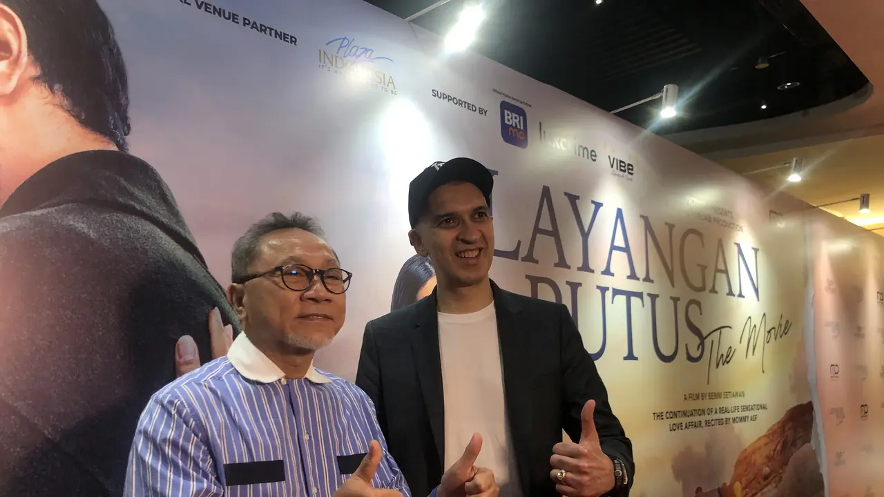 Menteri Perdagangan (Mendag) Zulkifli Hasan mengapresiasi film ‘Layangan Putus 2’ yang ditontonnya saat gala premier di XXI Plaza Indonesia Jakarta, Selasa (19/12/2023). (Elza/Liputan6.com)