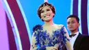 Ibu satu anak ini tampak cantik dan menawan dengan balutan gaun biru bertemakan bunga-bunga. Ayu pun tak kalah cantik dari anggota cecepi (sebelumnya cecepu) lainnya, Jupe dan Zaskia Gotik. (Deki Prayoga/Bintang.com)