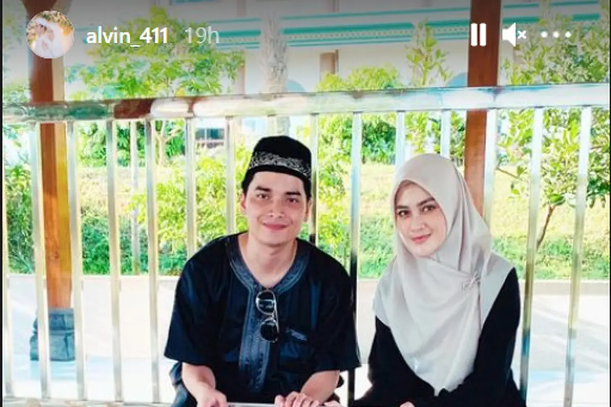 6 Potret Alvin Faiz dan Henny Rahman Usai Menikah, Ziarah ke Makam Ustaz Arifin Ilham