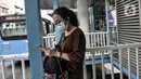Calon penumpang mengoperasikan telepon genggam di Halte Harmoni, Jakarta, Senin (16/11/2020). Penyediaan fasilitas wifi gratis dilakukan di halte-halte tujuh koridor jaringan bus terintegrasi. (merdeka.com/Iqbal S. Nugroho)