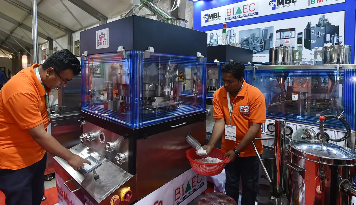 Peserta pameran menunjukkan mesin pencetak tablet dalam Pameran Farmasi Asia di Dhaka, Bangladesh, Jumat (28/2/2020). Pameran yang berfokus pada produk dan layanan medis serta teknologi farmasi ini berlangsung pada28 Februari hingga 1 Maret 2020. (Xinhua/Str)