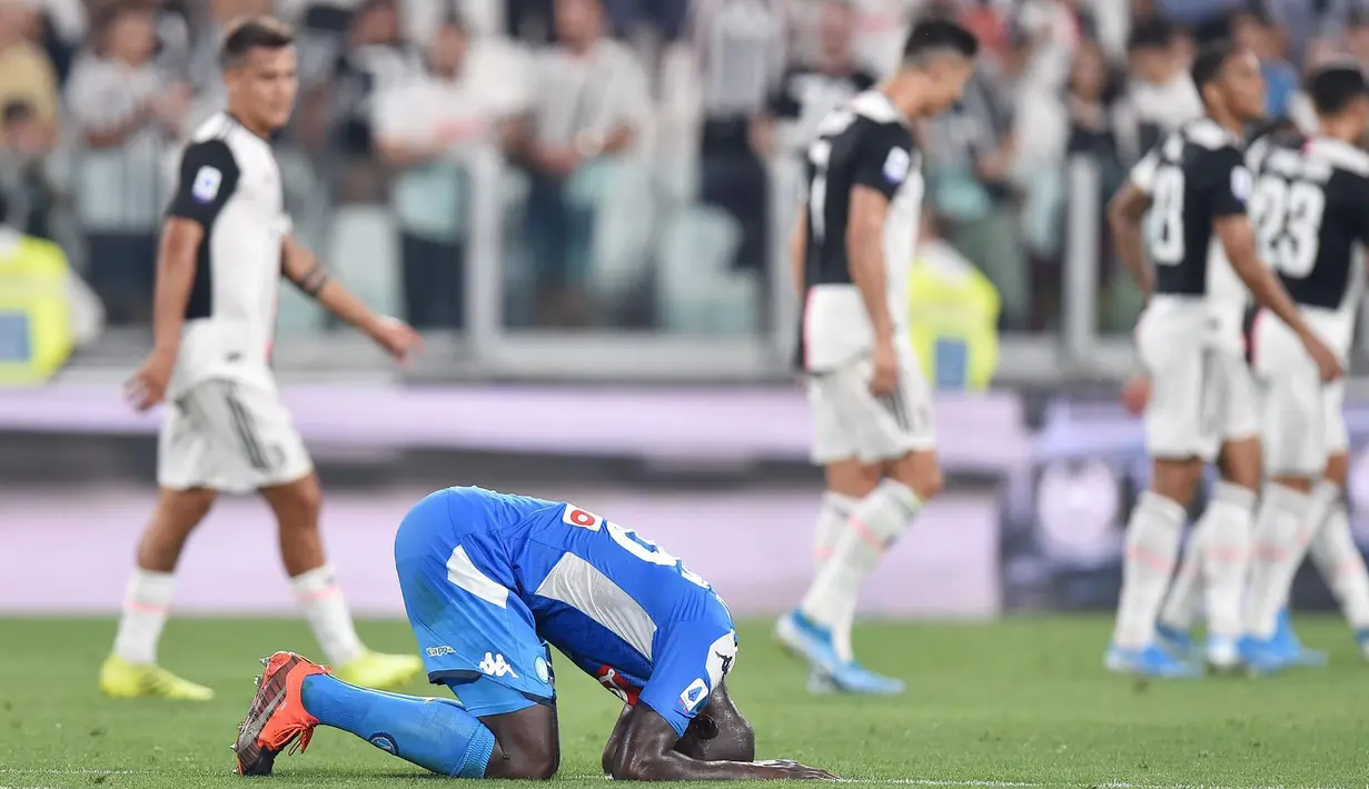 Bek Napoli, Kalidou Koulibaly, tampak kecewa usai dikalahkan Juventus pada laga Serie A di Stadion Allianz, Turin, Sabtu (31/8). Juventus menang 4-3 atas Napoli. (AFP/Alessandro di Marco)