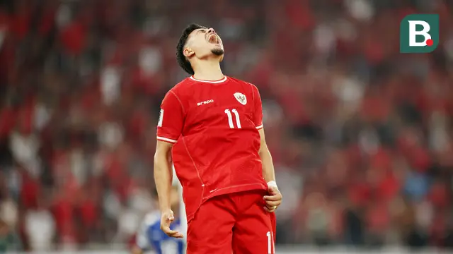Foto: Penuh Kecewa, Pemain Timnas Indonesia Tertunduk di Depan Ribuan Suporter Garuda