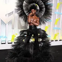 Lil Nas X di red carpet MTV VMA 2022 mengenakan outfit rancangan Harris Reed. Foto: Instagram.