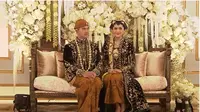 Kaesang Pangarep dan Erina Gudono dalam tasyakuran pernikahan di Pura Mangkunegaran. (dok. Screenshoot Youtube Presiden Joko Widodo)