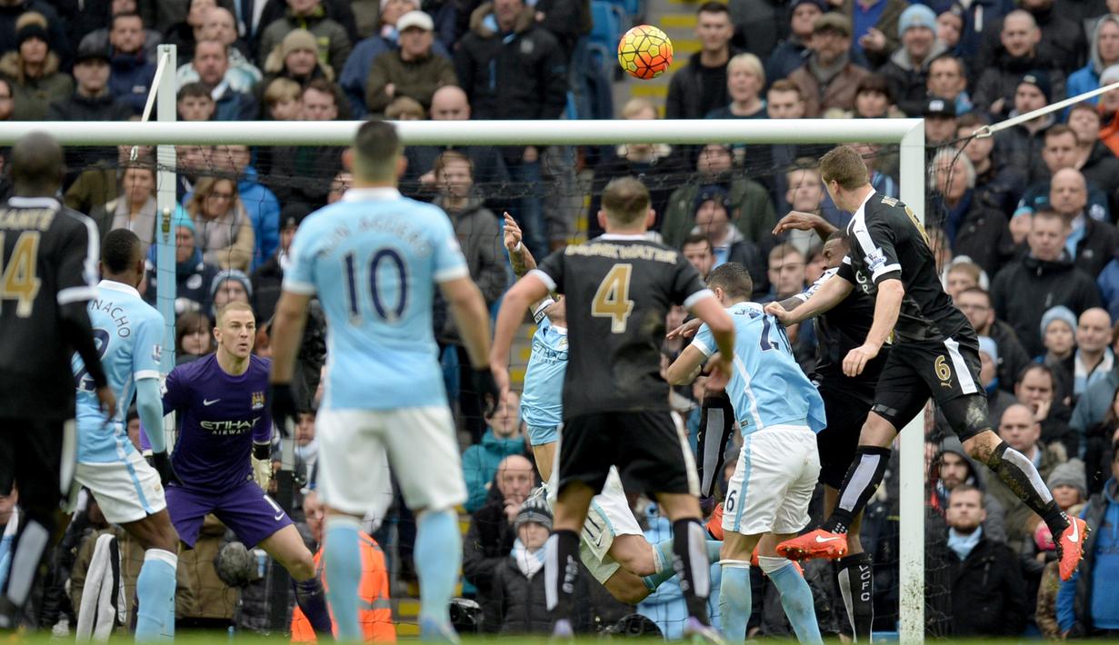 Pemain Leicester City, Robert Huth, saat mencetak gol ketiga ke gawang Manchester City dalam lanjutan Liga Inggris di Stadion Etihad, Manchester, Sabtu (6/2/2016) malam WIB. (AFP/Oli Scarff)