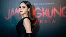 Tampil dalam balutan gaun berwarna hitam dalam premier film, Syifa Hadju berhasil menarik perhatian netizen. Dirinya pun terlihat memakai makeup lebih tebal dibandingkan biasanya. (Liputan6.com/IG/@syifahadjureal)