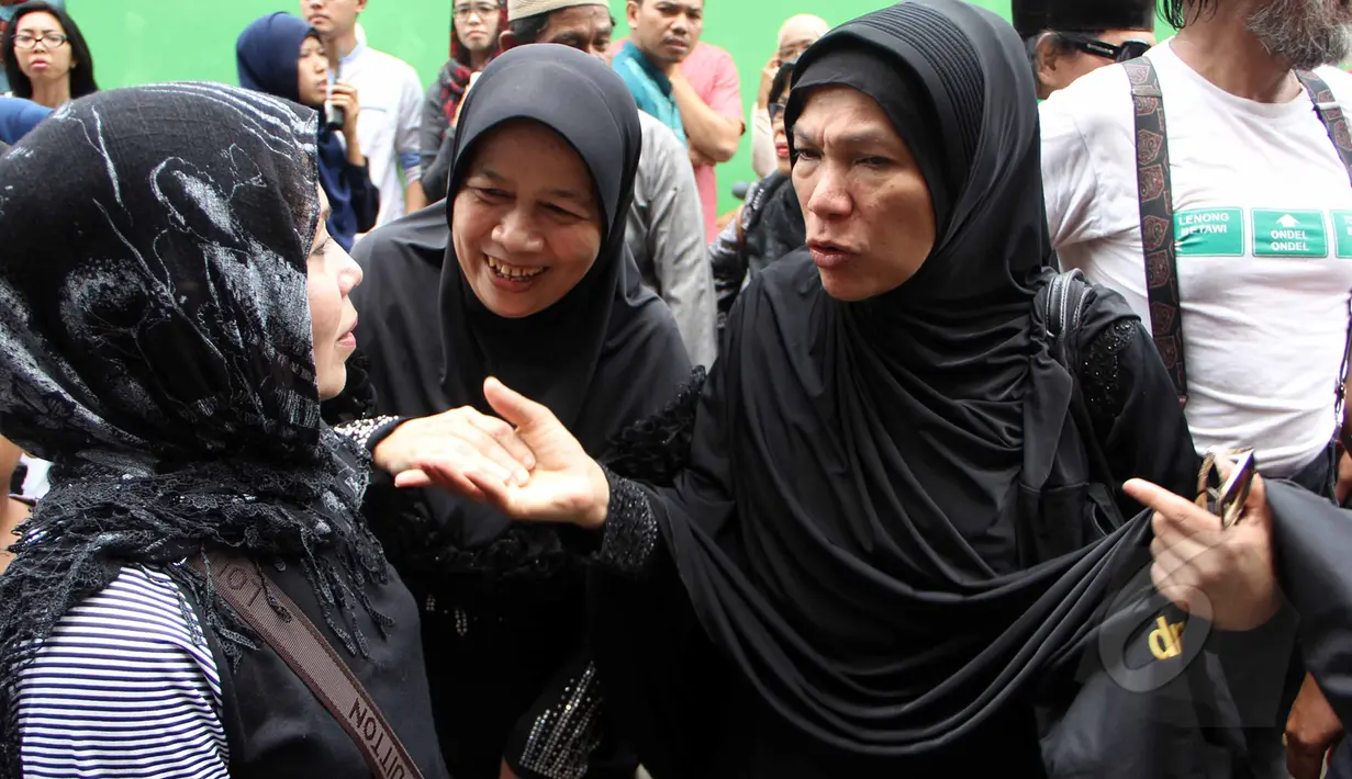Dorce Gamalama berkunjung ke rumah Mpok Nori di kawasan Bambu Apus, Jakarta Timur, Jumat (3/4/2015). Sejumlah artis mendatangi rumah Mpok Nori setelah mendengar meninggalnya  komedian senior tersebut. (Liputan6.com/Helmi Afandi)