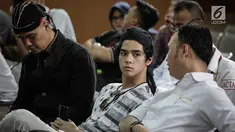 Putra sulung musisi Ahmad Dhani, Al Ghazali saat mendampingi ayahnya menjalani sidang lanjutan kasus ujaran kebencian (Hate Speech) di media sosial Twitter di Pengadilan Negeri Jakarta Selatan, Senin (30/4). (Liputan6.com/Faizal Fanani)