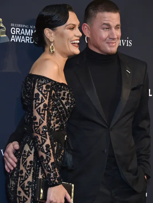 Penyanyi Jessie J dan aktor Channing Tatum menghadiri Pre-Grammy Gala dan acara penghormatan untuk ikon industri musik di Beverly Hills, California, Minggu (25/1/2020). Dua bulan setelah putus, Jessie J dan Channing Tatum kembali memamerkan kemesraan di red carpet. (GREGG DEGUIRE/GETTY IMAGES/AFP)