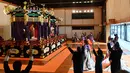 Perdana Menteri Jepang Shinzo Abe (kanan) bersorak 'banzai' kepada Kaisar Naruhito (kiri atas) dan Permaisuri Masako dalam upacara penobatan di Istana Kekaisaran, Tokyo, Jepang, Selasa (22/10/2019). Naruhito resmi menjadi Kaisar Jepang setelah ritual penobatan. (Kazuhiro Nogi/Pool Photo via AP)