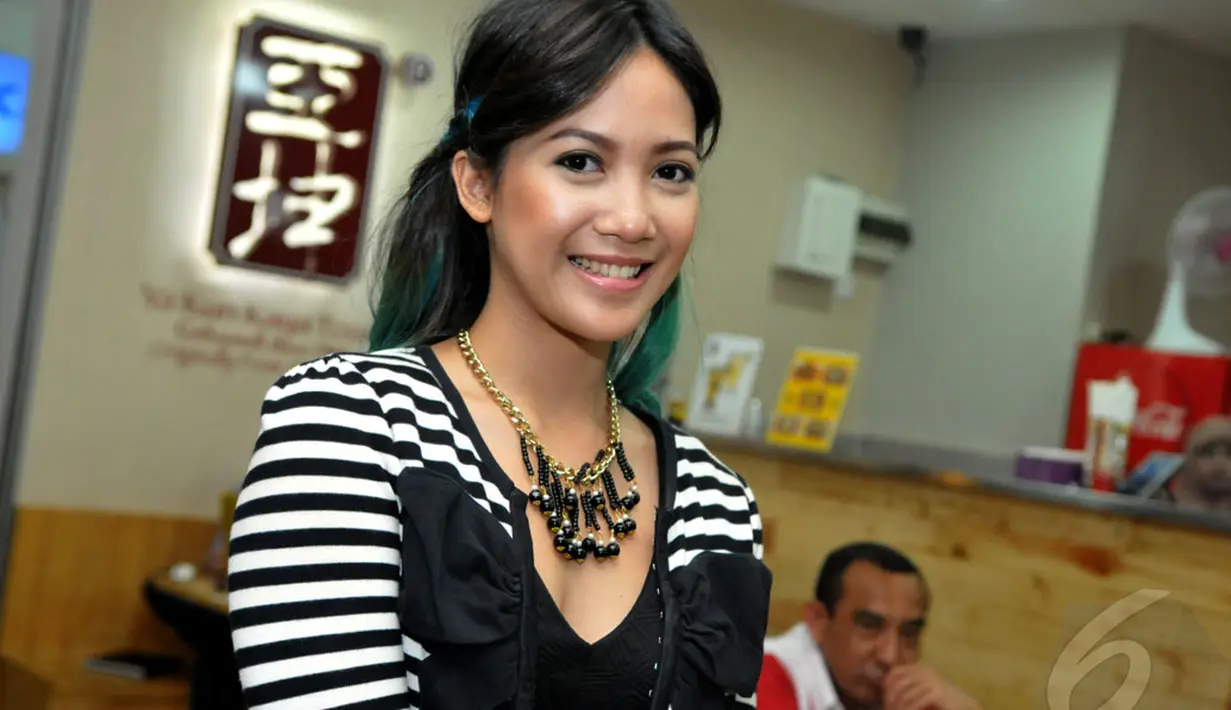 Bintang film "Luntang Lantung" itu merasa, mengecat rambut yang dilakukannya masih sebatas normal. Terbukti belum pernah ada yang mengomentari tentang hal itu selama ini (Liputan6.com/Panji Diksana).