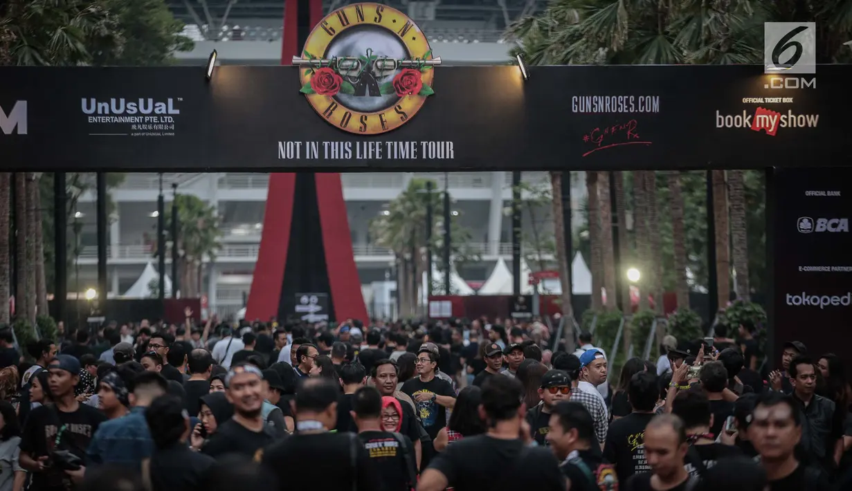 Ribuan fans Konser Guns N’ Roses padati Stadion Gelora Bung Karno, Jakarta, Kamis (8/11). Konser Guns N Roses bertajuk "Not In This Lifetime" ini akan berlangsung sekitar tiga jam. (Liputan6.com/Faizal Fanani)