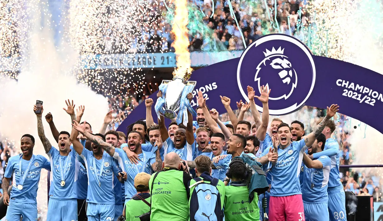 Manchester City berhasil menyabet gelar juara Liga Inggris 2021/2022 setelah mengalahkan Aston Villa dengan skor 3-2 di Etihad Stadium pada 22 Mei 2022. The Cityzens bersaing ketat dengan Liverpool hingga laga terakhir di Liga Inggris. (AFP/Oli Scarff)