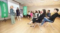 KIAT MANULIFE BESARKAN AGEN: Trainer sedang memberikan motivasi ke para agen PT Asuransi Jiwa Manulife Indonesia di Jakarta, akhir pekan lalu. Dengan membekali para agen atau life planner melalui berbagai platform digital, dan memberikan perubahan sistem kompensasi, jumlah agen Manulife tumbuh cepat. Jika tahun 2020 masih 5.978 orang, tahun 2022 hingga September telah mencapai 8.589 agen.