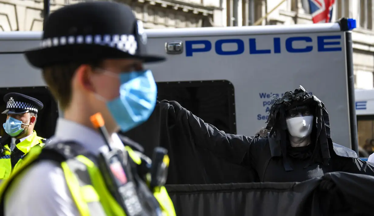 Aktivis Extinction Rebellion berbaris di sepanjang Parliament Street sebagai bagian dari protes perubahan iklim di London, Inggris, Selasa (8/9/2020). Menggelar aksi di tengah pandemi COVID-19, para aktivis mengenakan masker selama protes berlangsung. (AP Photo/Alberto Pezzali)