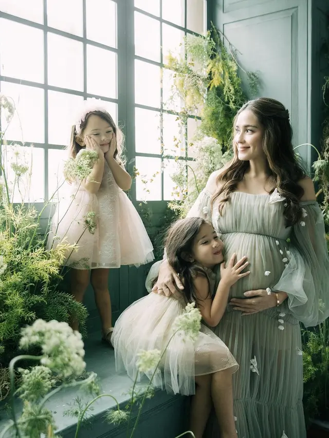 Yasmine Wildblood bersama dua anaknya yang cantik (Instagram/yaswildblood)