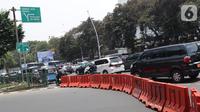 Deretan pembatas menutup arus lalu lintas menuju Jalan Medan Merdeka Utara, Jakarta, Senin (14/10/2019). Menurut petugas jaga, penutupan ini antisipasi aksi unjuk rasa yang rencananya akan dilakukan di sekitar depan Istana Negara. (Liputan6.com/Helmi Fithriansyah)