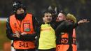 Pihak keamanan menangkap seorang suporter yang masuk ke lapangan dalam laga leg kedua play-off babak Liga Europa 2022/2023 antara Nantes melawan Juventus yang berlangsung di Stade de la Beaujoire, Jumat (24/2/2023). (AFP/Sebastien Salom-Gomis)