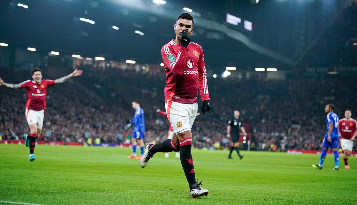 Pemain Manchester United, Casemiro, merayakan gol ke gawang Leicester City pada pertandingan babak 16 besar Carabao Cup di Stadion Old Trafford, Kamis (31/10/2024). (AP Photo/Dave Thompson)